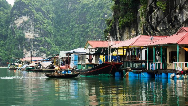 cua-van-floating-fish-village