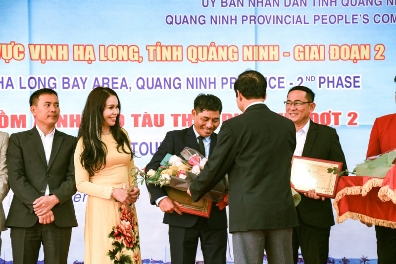 Mr-Phan-Van-Tung-Vice-Director-of-Bhaya-Cruises-received-the-award-from-Quang-Ninh-Provine-and-JICA