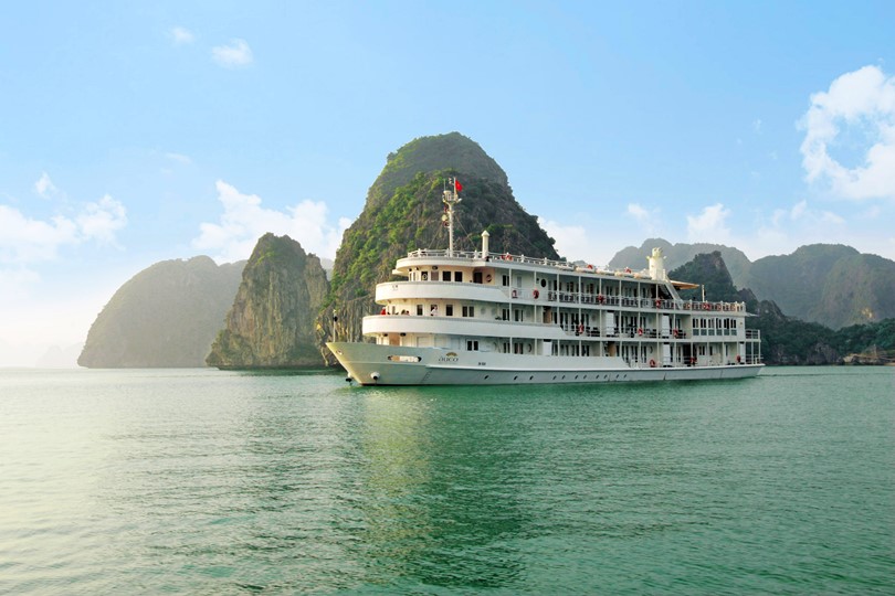 the-au-co-overview-halong-bay